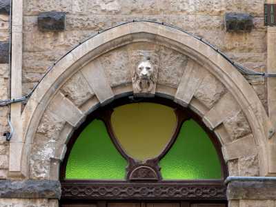 ...con testa leonina e arcatelle neomedievali sulle finestre